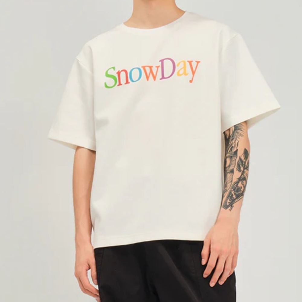 SnowDay thick white logo tee rainbow
NVTG TEE snow day
REGULAR-FIT unisex small